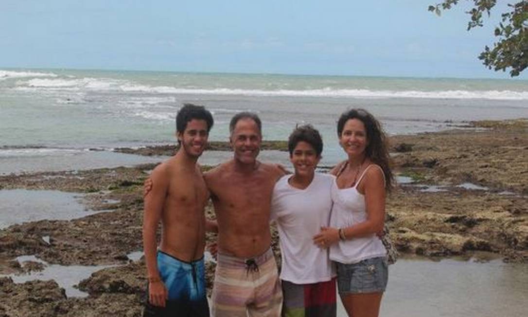 
Bocão, com os filhos Bruce e Vitor (de camisa), e a mulher, Luciana
Foto: Reprodução da Internet