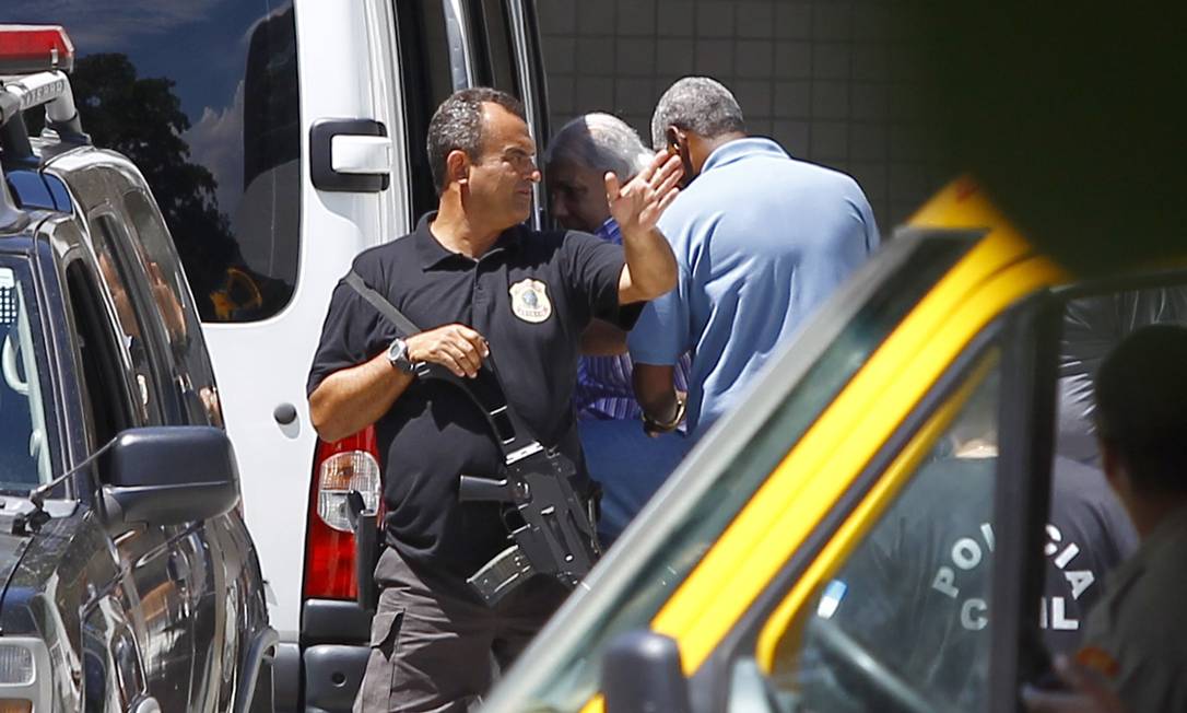 Capitão Guimarães (de camisa listrada, entrando na van) é preso em ação da PF Foto: Pablo Jacob / O Globo