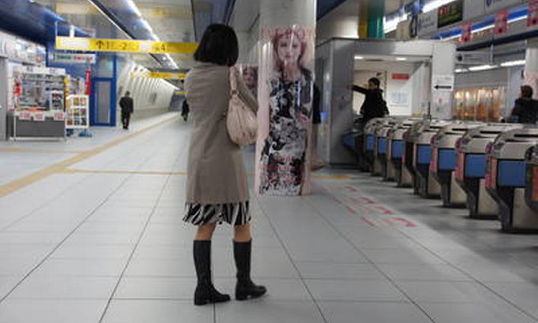 
No Japão, uma estação de metrô em Yokohama, sem lixeiras e impecavelmente limpa
Foto: Claudia Sarmento / O Globo