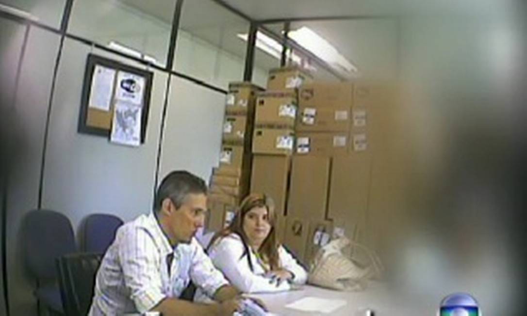 
Imagem de reportagem do Fantástico em que funcionária e dono de empresa oferecem propina para fechar contrato com hospital
Foto: Reprodução TV Globo