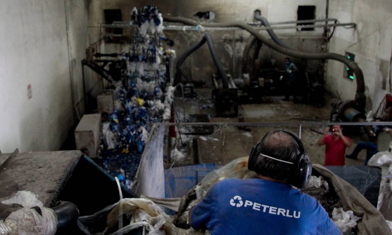 Em uma primeira fase, o material é lavado... Foto: Pedro Kirilos / O Globo