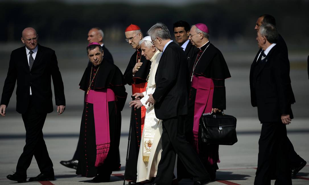 
Papa Bento XVI embarca em Roma junto ao cardeal Tarcisio Bertone, secretário de Estado do Vaticano (esq), e ao premier italiano Mario Monti
Foto: FILIPPO MONTEFORTE / AFP