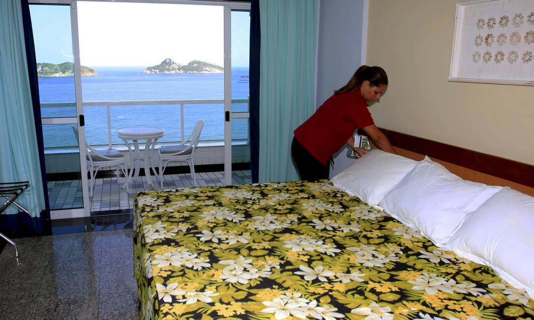 
Preparação da Rede Hoteleira para Rio+20. Na foto, camareira arruma quarto do Hotel Royalty
Foto: Luiz Ackermann / O Globo