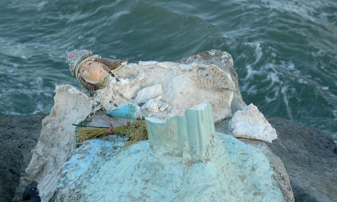 Vândalos destroem estátua de Iemanjá na Praia da Barra - Jornal O Globo