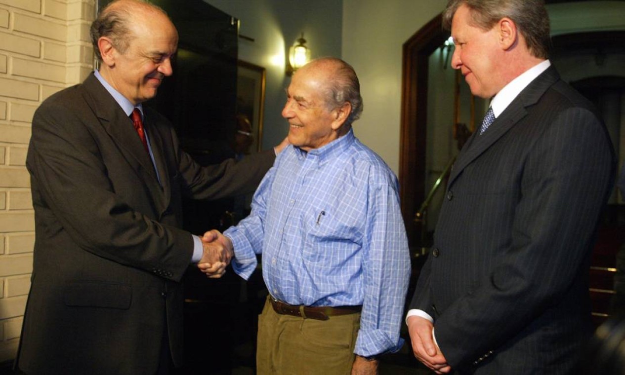 Em 2004, pouco antes de sua morte, num encontro com José Serra e Artur Virgílio Foto: O Globo / Michel Filho