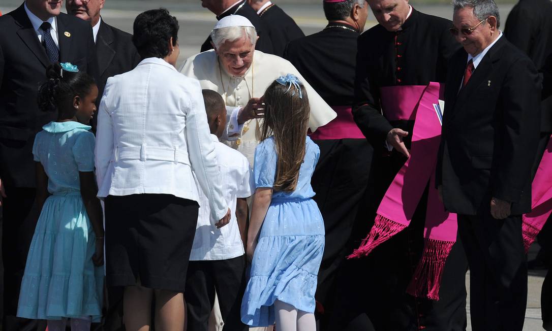 
Papa cumprimentas crianças na chegada a Cuba, onde foi recebido pelo presidente Raúl Castro
Foto: Rodrigo Arangua/AFP