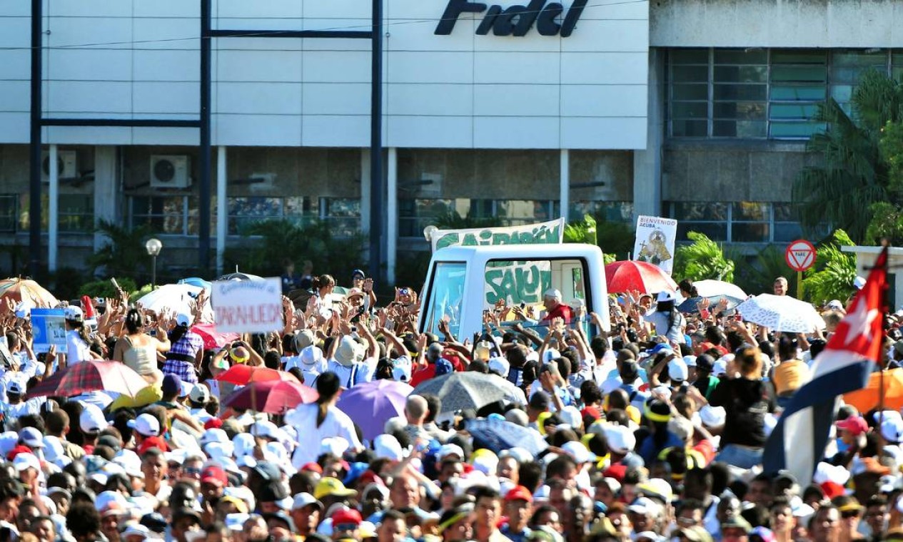 Multidão recebe o papa enquanto ele chega de papamóvel à Praça da Revolução, onde celebrou uma missa Foto: AFP