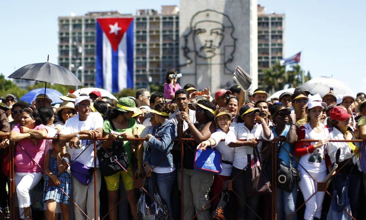 Fiéis assitem a missa diante da silhueta em ferro do líder revolucionário Che Guevara Foto: Reuters
