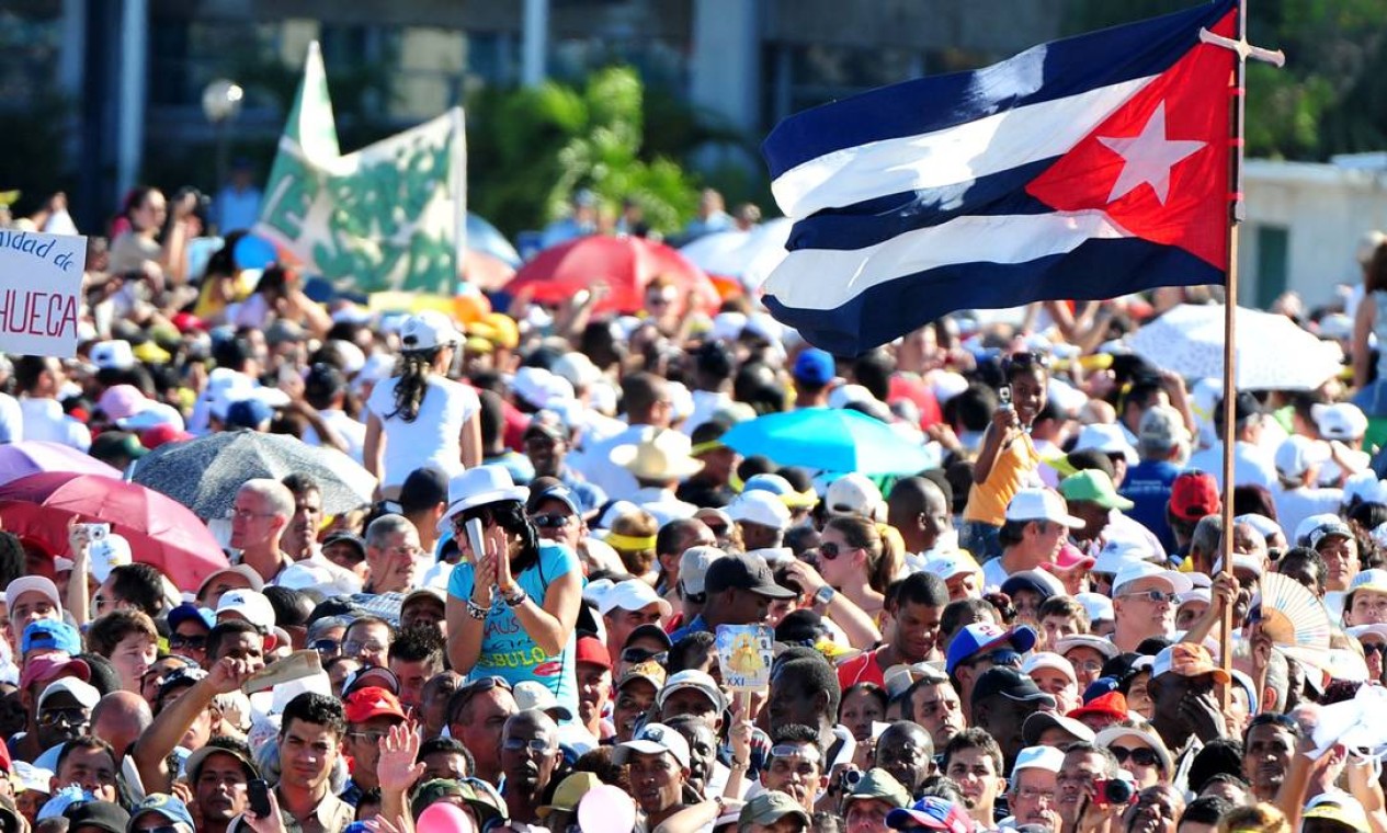 Fiéis carregam bandeira cubana durante missa Foto: AFP