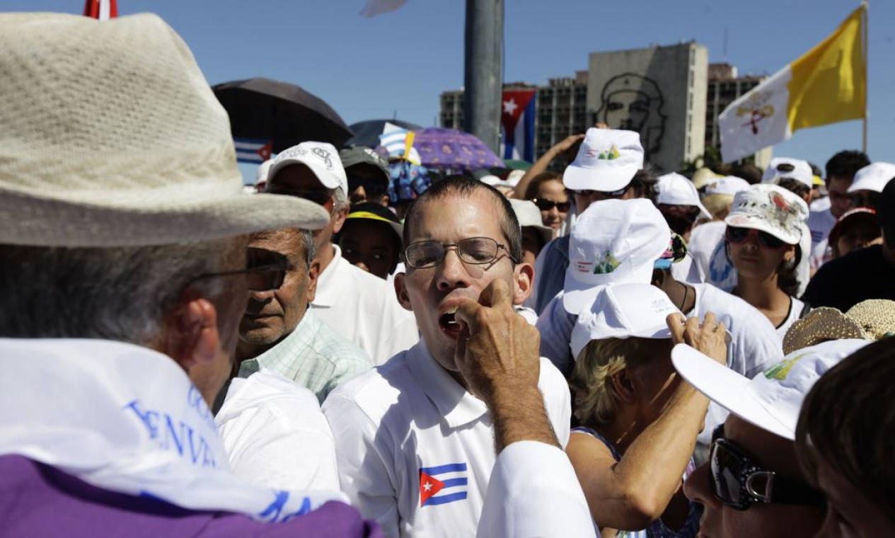 Um católico recebe a comunhão depois da celebração da missa em Havana Foto: Reuters