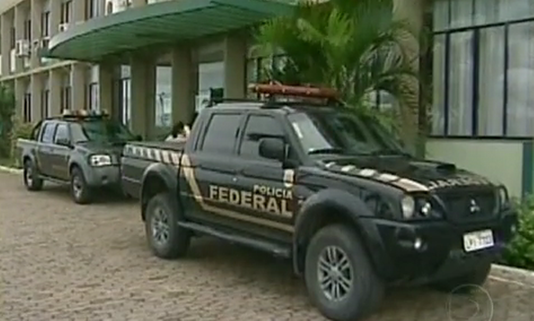Carros da Polícia Federal em frente à prefeitura de São Francisco de Itabapoana Foto: Reprodução TV Globo