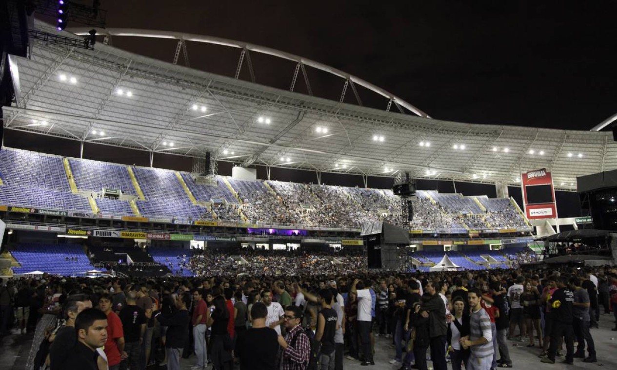 Público se acomoda no estádio do Engenhão para assistir ao show de Roger Waters Foto: Mônica Imbuzeiro / Agência O Globo