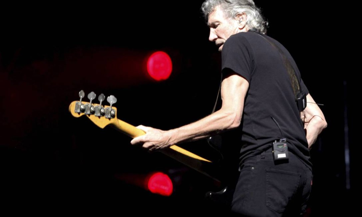 Ex-Pink Floyd tocou para cerca de 50 mil pessoas no estádio do Engenhão Foto: Mônica Imbuzeiro / Agência O Globo