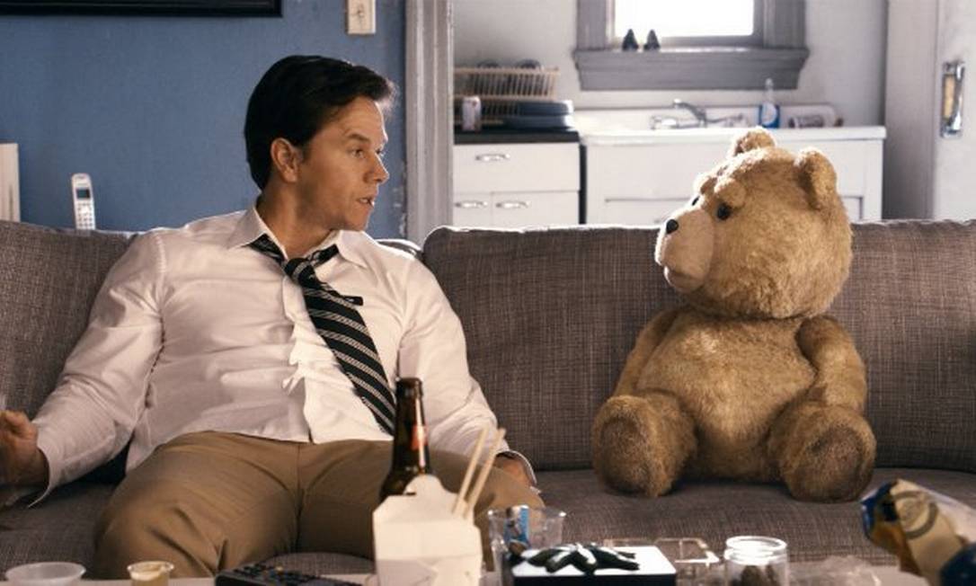 Mark Wahbelrg e seu amigo urso no filme 'Ted' Foto: Reprodução