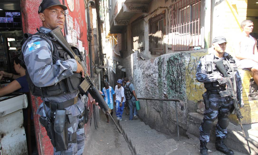 Policiais do Batalhão de Choque na entrada do beco onde cabo da PM foi morto na Rocinha Foto: Márcia Foletto / O Globo