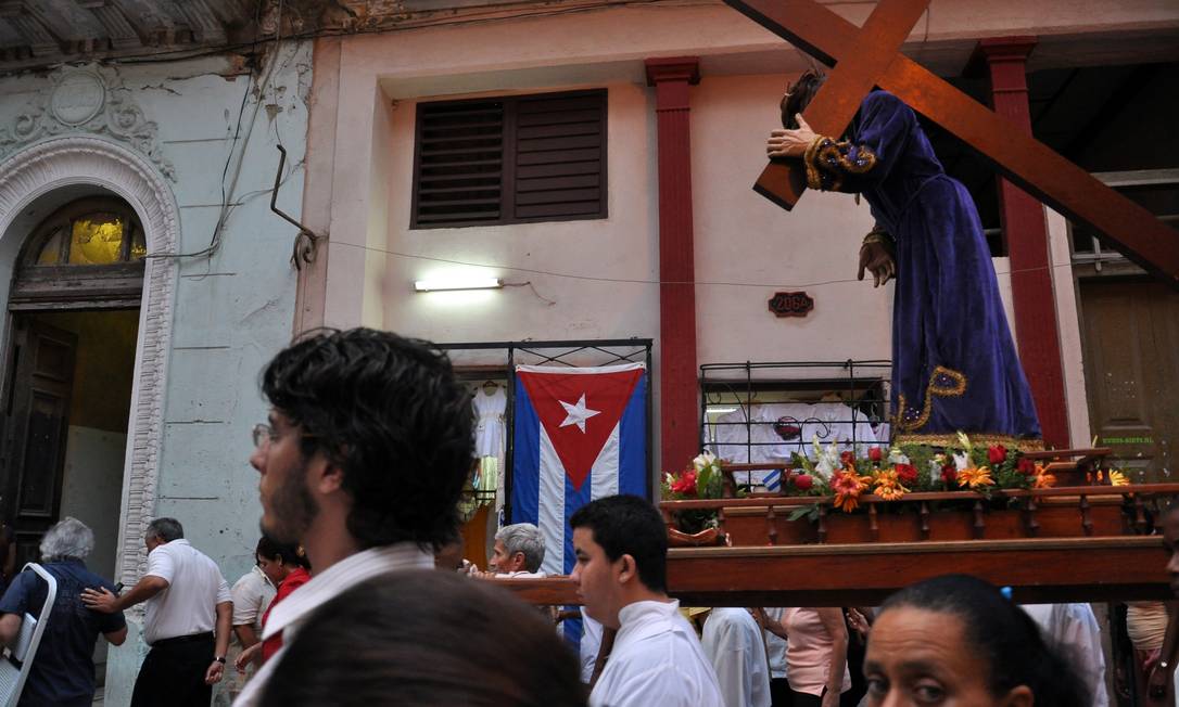 
Fiéis participam de procissão em Havana
Foto: AFP/STR - 06/04/2012