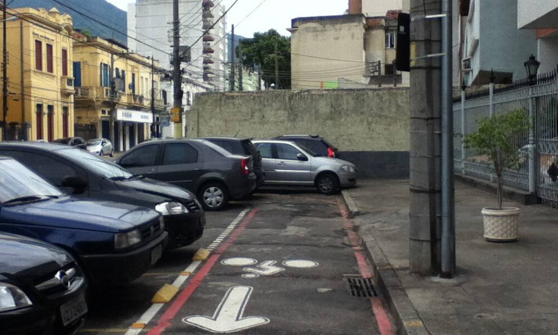 
Motoristas estacionam carros sobre a ciclofaixa da Rua Barão de Mesquita, na Tijuca
Foto: Foto do leitor Marcello Alves / Eu-Repórter