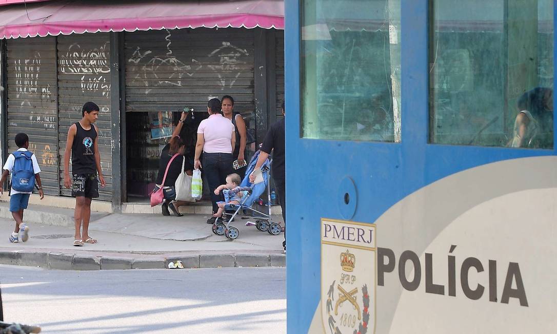 
Na Cidade de Deus, lojistas, com medo, fecham as portas mesmo com a presença de uma cabine da PM
Foto: Guilherme Pinto / Extra/O Globo