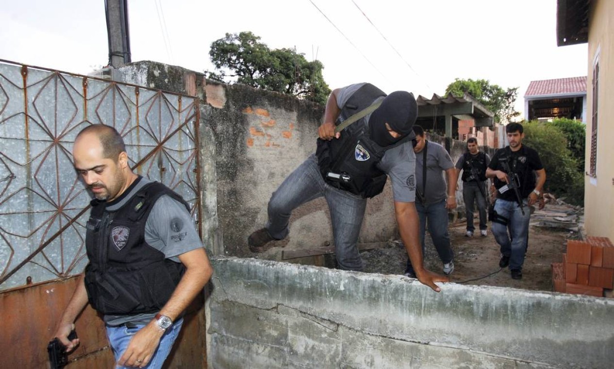 Duzentos e cinquenta homens das polícias Civil e Militar participam de duas operações em Niterói e em São Gonçalo Foto: O Globo / Fernando Quevedo