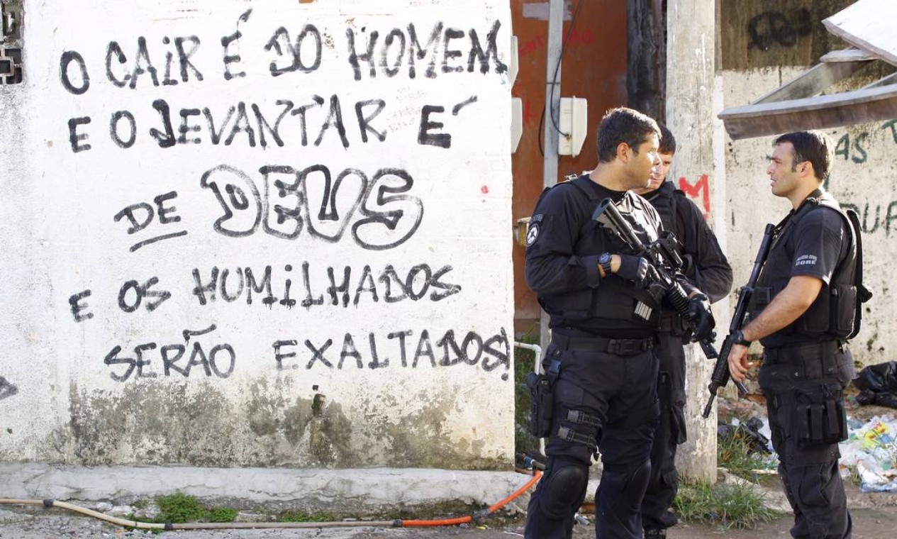 Já a operação da Polícia Civil contou com 50 agentes e ocorreu no início da manhã no Morro da Coruja Foto: O Globo / Fernando Quevedo