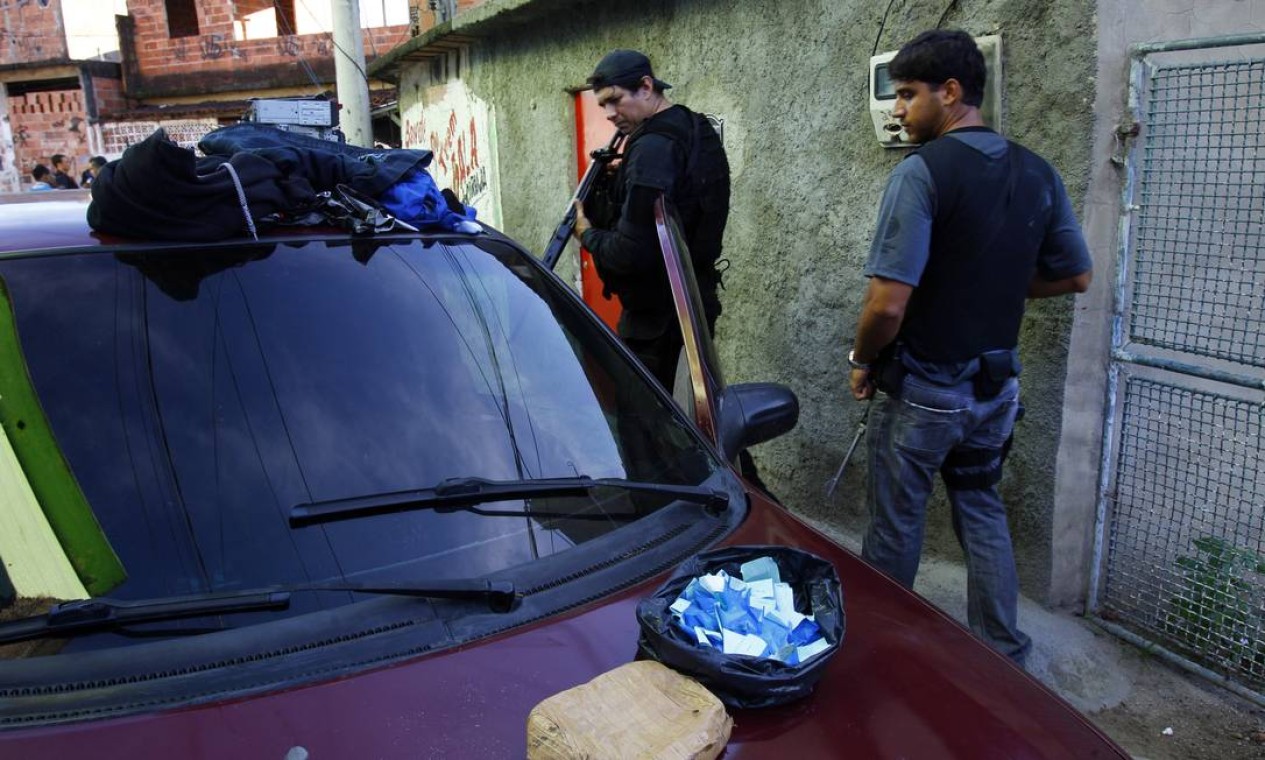Durante a operação, foi encontrado um Corsa com rádios roubados e pequena quantidade de cocaína Foto: O Globo / Fernando Quevedo