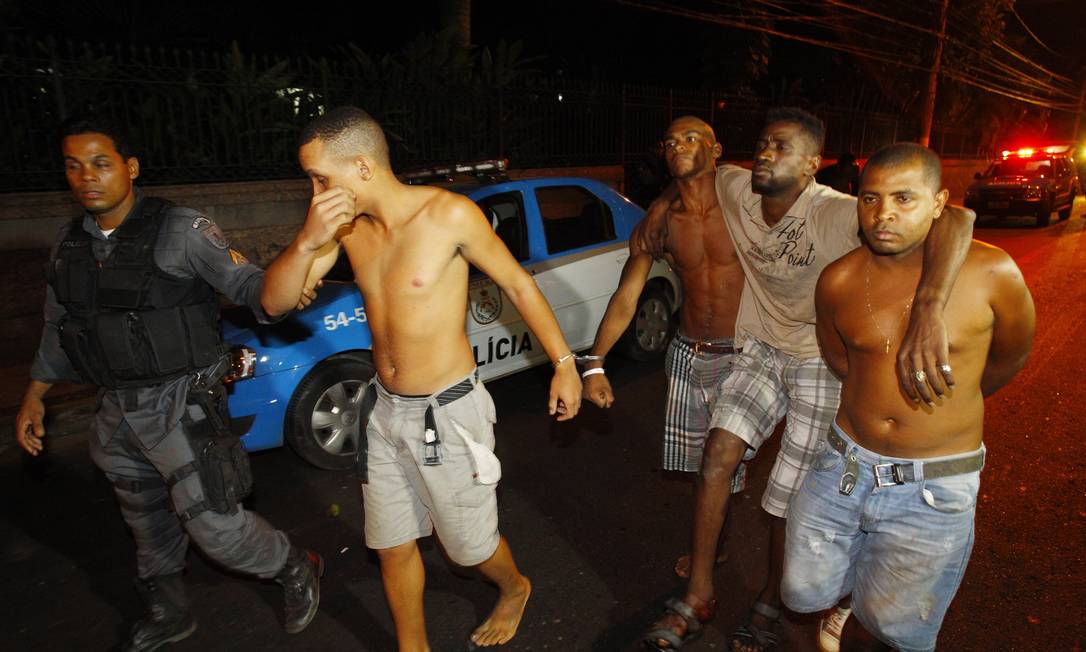 
Polícia prende acusados de tentar invadir o Morro do Palácio, no Ingá, em Niterói
Foto:
Fernando Quevedo
/
O Globo

