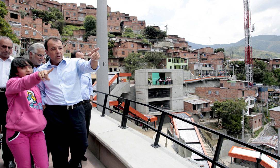 
Na Colômbia, o governador Sérgio Cabral no passeio pelas escadas rolantes públicas
Foto: Marino Azevedo / Divulgação