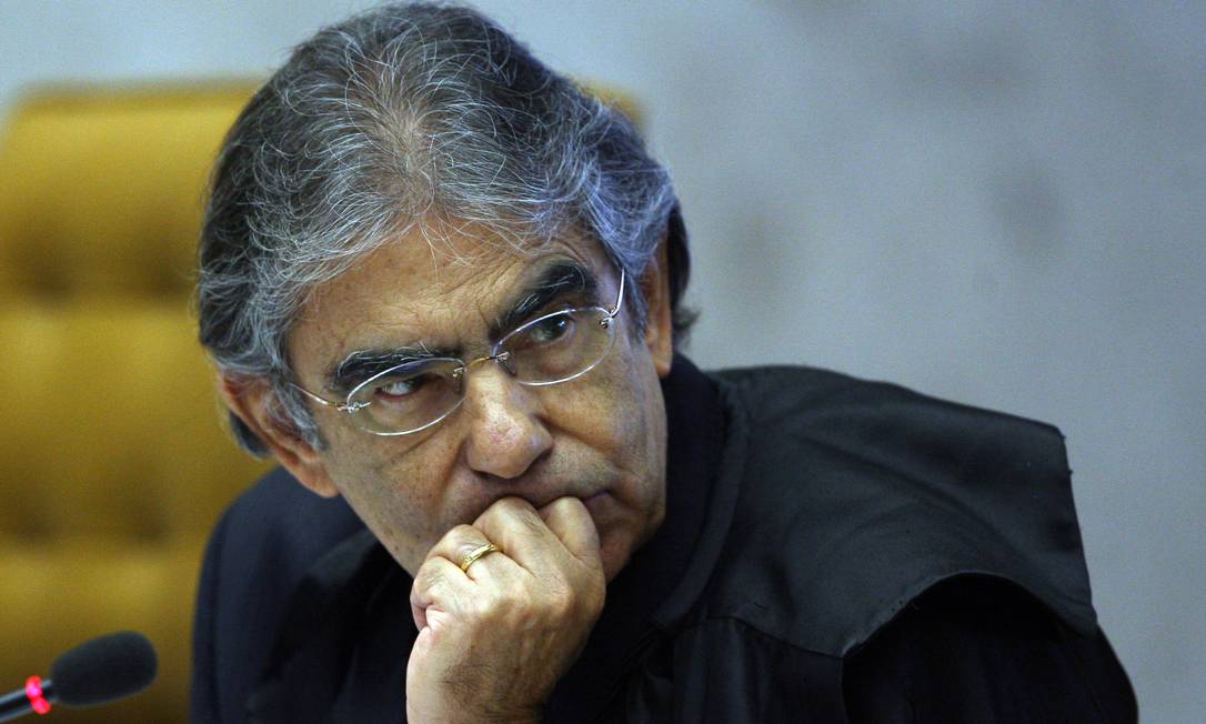 
Na foto, o ministro Ayres Brito do Supremo Tribunal Federal
Foto: O Globo / Gustavo Miranda