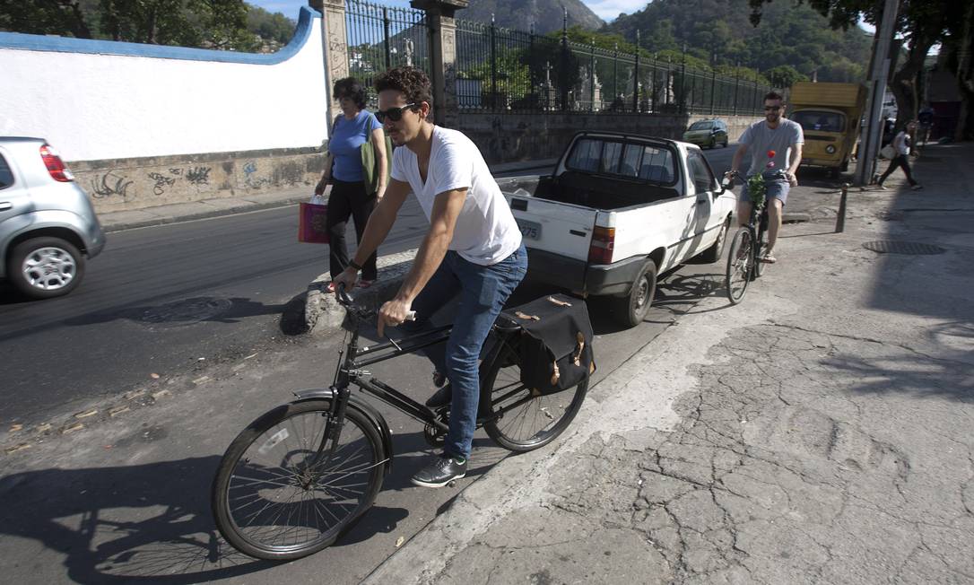 
Marcio Regaleira (à frente) e Tiago Leitman em Botafogo: carros são estacionados na ciclovia
Foto: Rafael Andrade