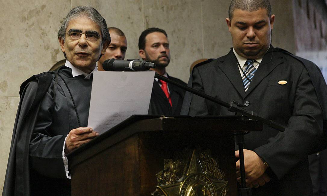 
Ministro Ayres Britto pronuncia compromisso de posse na presidência do STF
Foto: STF / divulgação