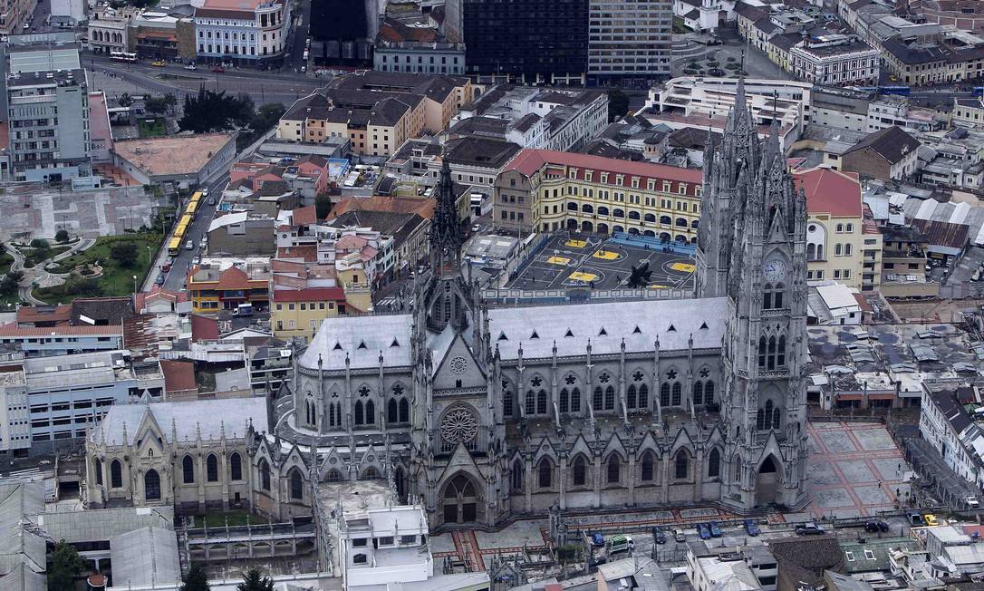 
Vista aérea de Quito mostra a Basílica da cidade
Foto: Guillermo Granja / Reuters