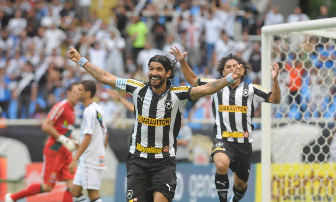 
Loco Abreu e Márcio Azevedo (ao fundo) comemoram o primeiro gol do Botafogo
Foto: Nina Lima / O Globo/Extra