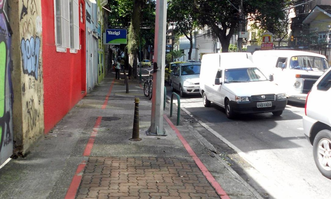 No começo do percurso, na altura da Rua Visconde de Silva, 68, em Botafogo, um poste aparece no caminho de quem segue rumo à praia Foto: Foto da leitora Maria Angélica Aguiar / Eu-Repórter