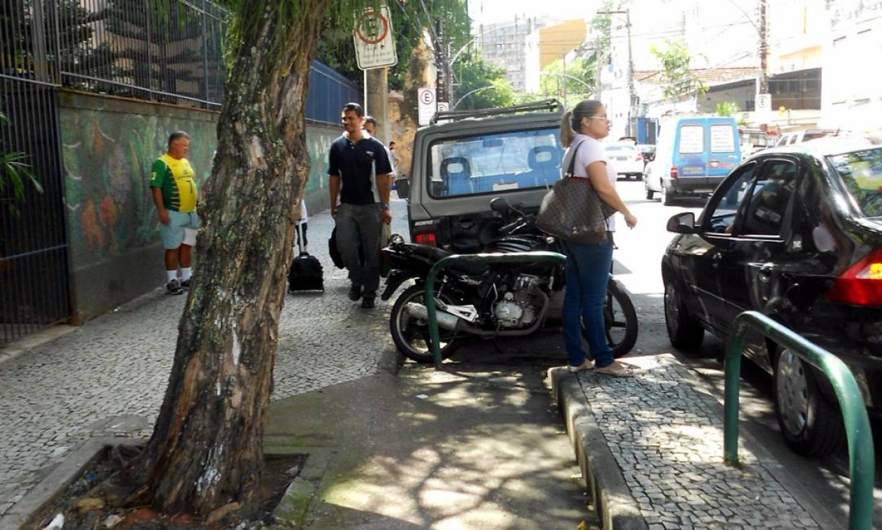 Na Rua General Polidoro, a ciclovia some, para reaparecer alguns metros adiante Foto: Foto da leitora Maria Angélica Aguiar / Eu-Repórter
