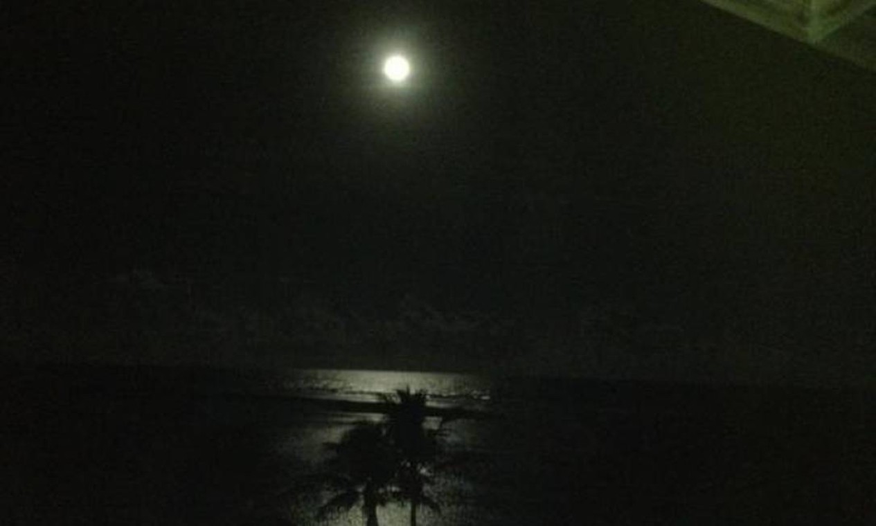 A claridade da lua se reflete no mar de Salvador, Bahia Foto: Foto do leitor Benito Gama / Eu-Repórter