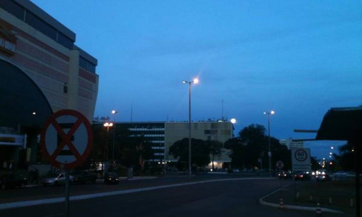 Em Brasília, a lua se confunde com as luzes dos postes Foto: Foto do leitor Roni Wisley / Eu-Repórter