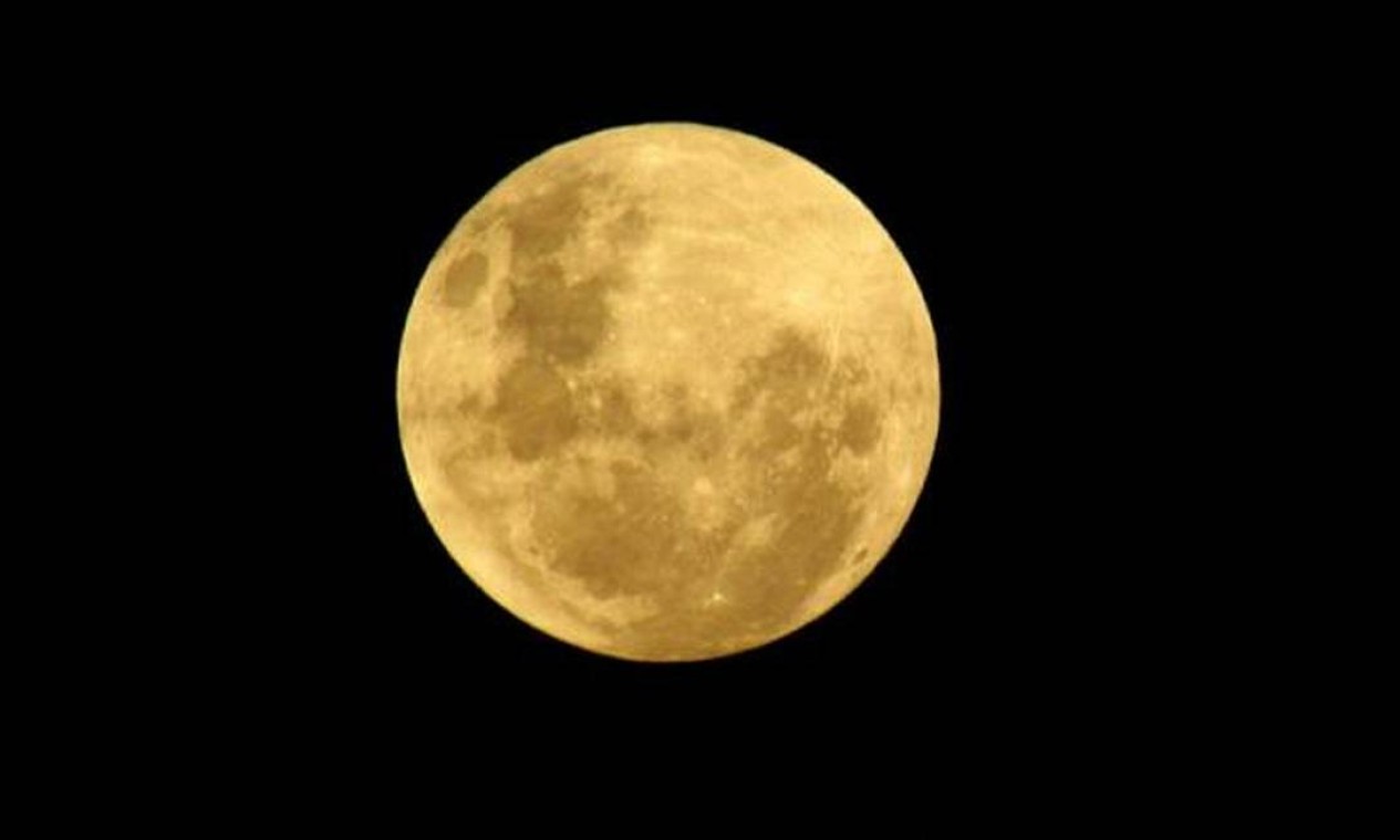 A lua dourada em São Gonçalo no sábado Foto: Foto da leitora Gabriela, pelo Twitter / Eu-Repórter