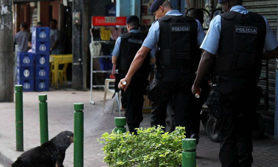 
Policiamento reforçado na comunidade após tiroteio entre PMs e traficantes. Agente em patrulha na comunidade lança spray de pimenta em cão
Foto: Domingos Peixoto / O Globo