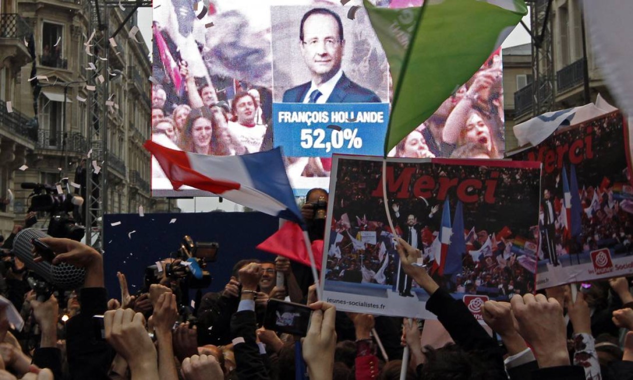 Apoiadores de François Hollande comemoram, junto à sede do Partido Socialista, em Paris, po o anúncio da vitória do candidato Foto: Jean-Paul Pelissier/Reuters - 06/05/2012