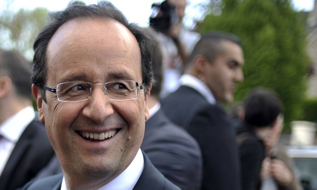 Hollande visita bairro na cidade de Tulle, no sudoeste da França, neste domingo, quando foi declarado o novo presidente da França Foto: Jeff Pachoud/AFP - 06/05/2012