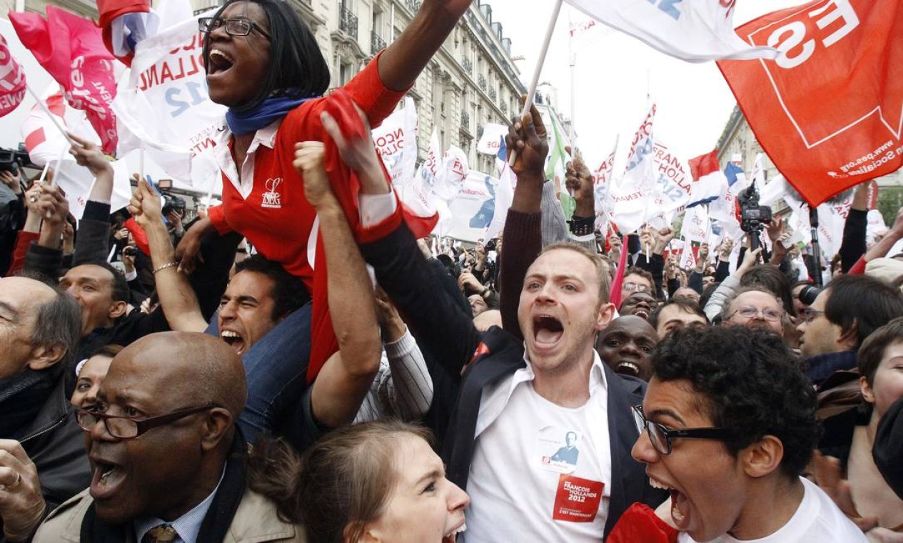 Apoiadores de Hollande comemoram os primeiros resultados da eleição próximo à sede do Partido Socialista, em Paris Foto: Remy de la Mauviniere/AP - 06/05/2012