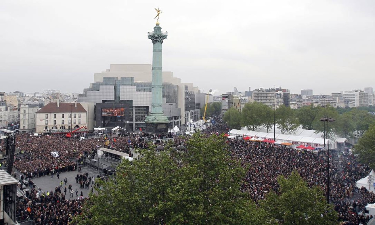 Apoiadores de François Hollande se reúnem na Praça da Bastilha, em Paris Foto: Thomas Samson/AFP - 06/05/2012