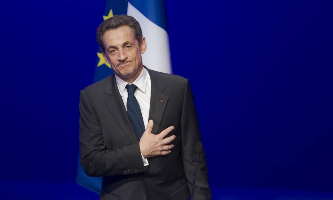 Nicolas Sarkozy deixa o palco após discurso reconhecendo a derrota para François Hollande, na sede da União por um Movimento Popular (UMP), em Paris Foto: Jacques Brinon/AP - 06/05/2012