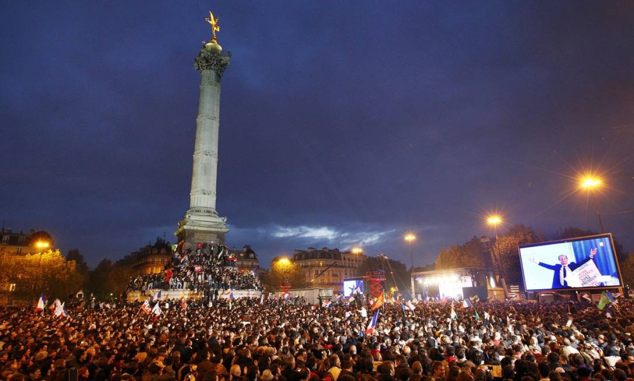 Praça da Bastilha, em Paris, onde os apoiadores de Hollande se reuniram para comemorar a vitória do socialista; eleito era esperado no local na noite de domingo Foto: François Mori/AP - 06/05/2012