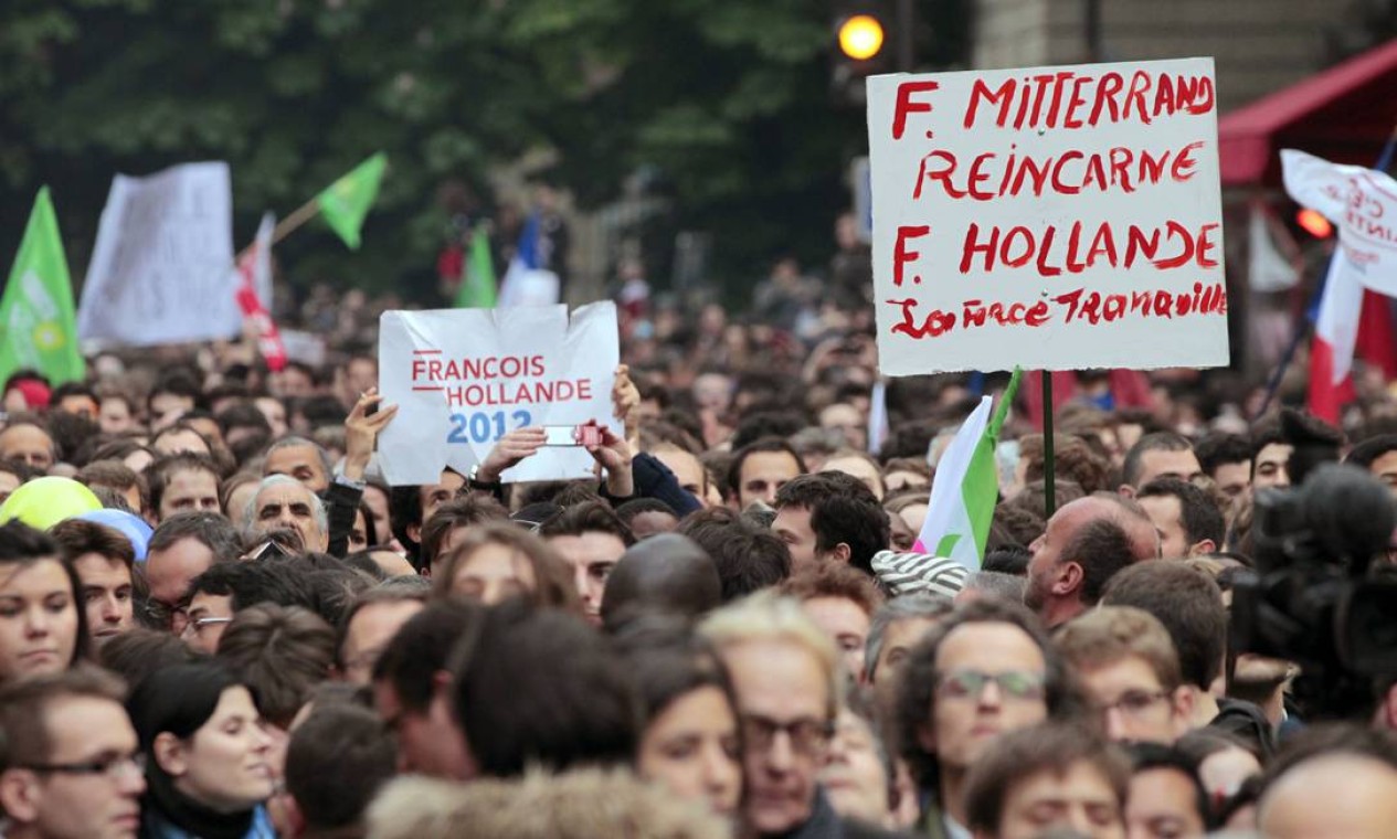 ‘François Miterrand reincarna (em) François Hollande’, diz cartaz levantado por apoiador do Hollande; Mitterrand foi o último presidente de esquerda na história da 5º República francesa Foto: Joel Saget/AFP