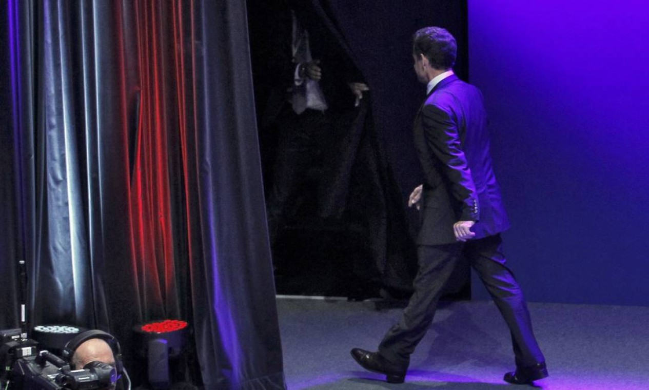 Sarkozy deixa o palco após anunciar a derrota: candidato derrotado sugere que vai deixar a vida política Foto: Yves Herman/Reuters - 06/05/2012