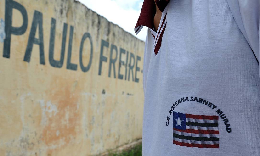 
Nome de Roseana Sarney ainda não cobriu o de Paulo Freire em escola rebatizada, mas já está nos uniformes escolares
Foto: O Globo / M. NASCIMENTO
