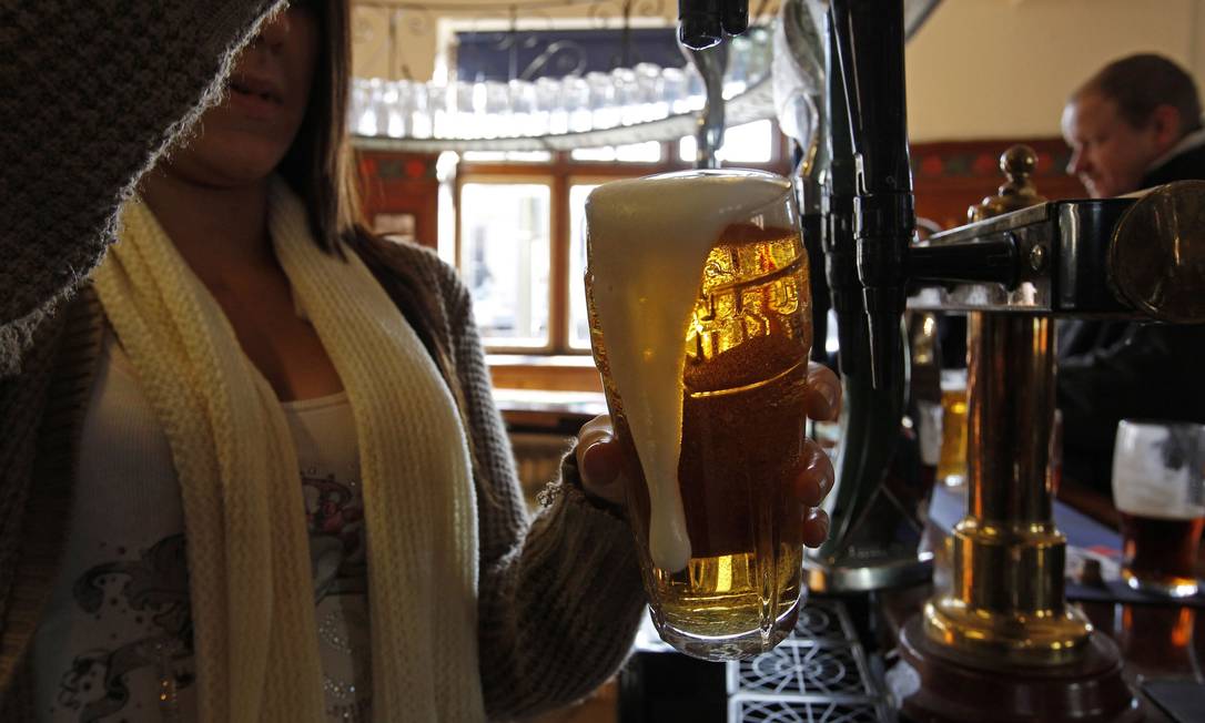 
Um dos pubs preferidos entre os locais, o The Builders Arms tem churrasco aos domingos e cervejas artesanais
Foto: Eddie Keogh / Reuters