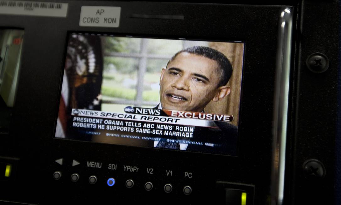 
O presidente Barack Obama aparece no monitor da Casa Branca em Washington, durante declaração sobre apoio ao casamento gay
Foto: Carolyn Kaster/AP