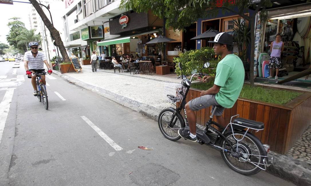 
Ciclista passeia em Ipanema: donos de bicicletas elétricas não serão mais multados
Foto: Marcelo Piu / O Globo